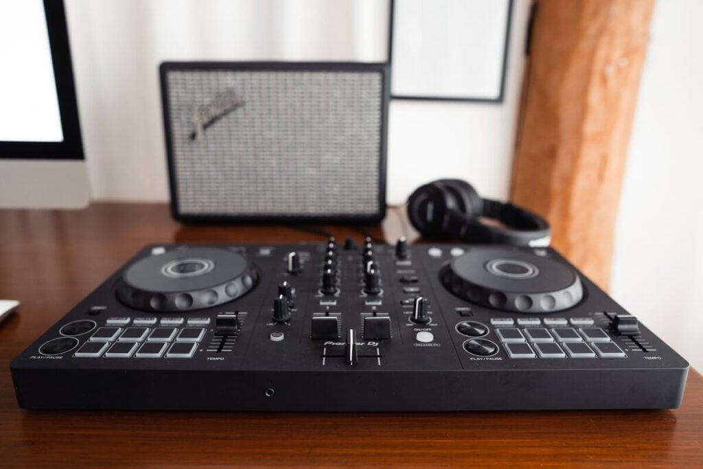 Componentes de un controlador botones DJ controladordj.com