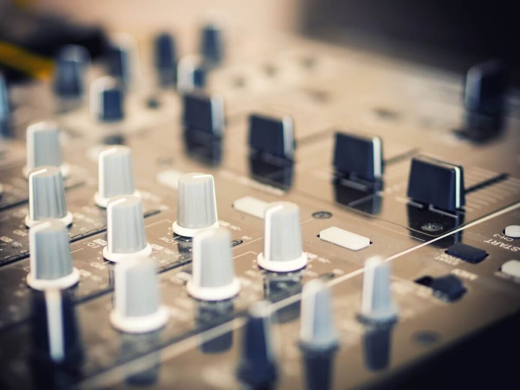 Componentes de un controlador interfaz DJ controladordj.com